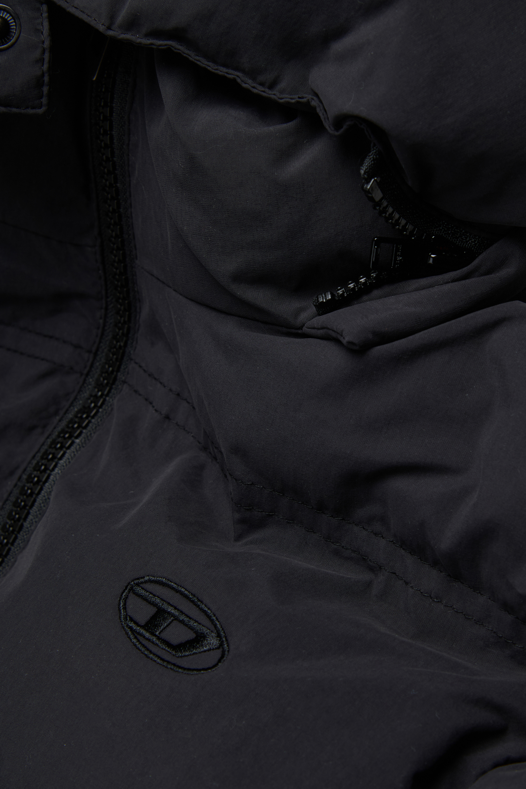 JWRAVEEL, Black
